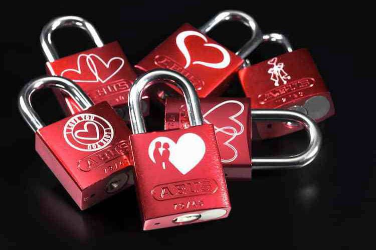 Die ABUS Love Locks 72/40 bieten eine große Auswahl an Motiven. Die andere Seite kann mit einer Gravur versehen werden