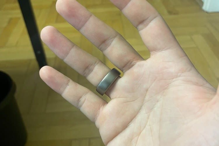 An das Tragegefühl mit dem Helio Ring muss man sich zunächst gewöhnen