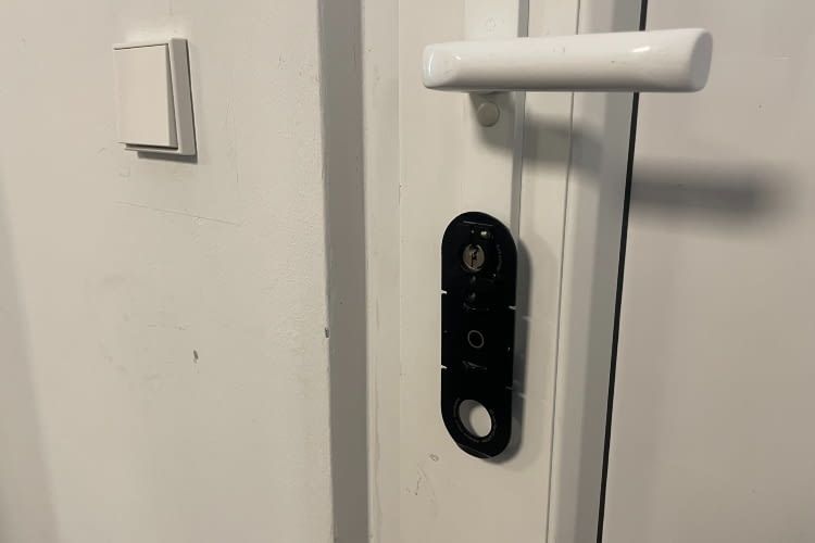 Die Montageplatte wird mit nur einer Schraube am Zylinder befestigt