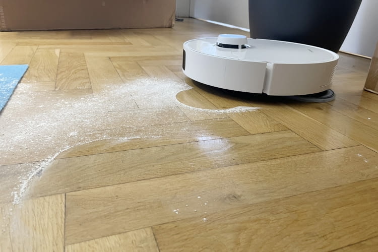 In unserem Saug-Wischroboter Test zeigte sich, welche Roboter mit verschiedenen Schmutzformen umgehen konnten