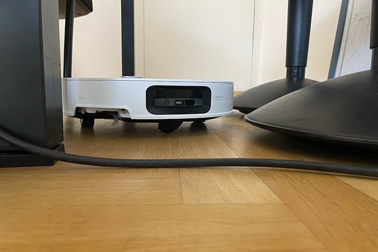Der Roborock Saros 10 hebt sein Chassis an, um Hindernisse zu überwinden