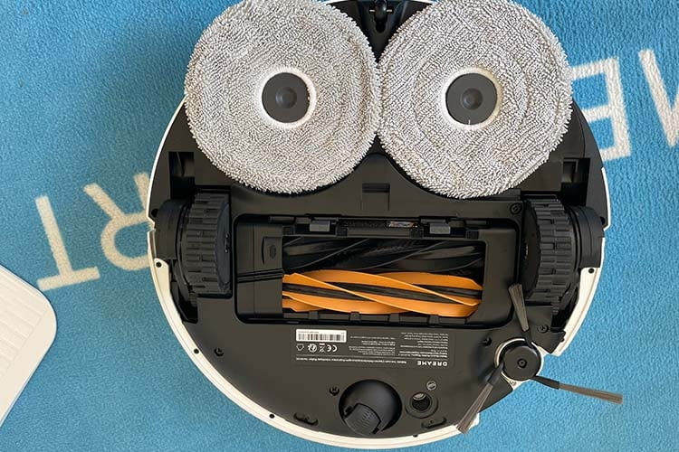 Von unten sind neben der Hauptbürste auch Seitenbürste, Wischpads und Räder zu erkennen