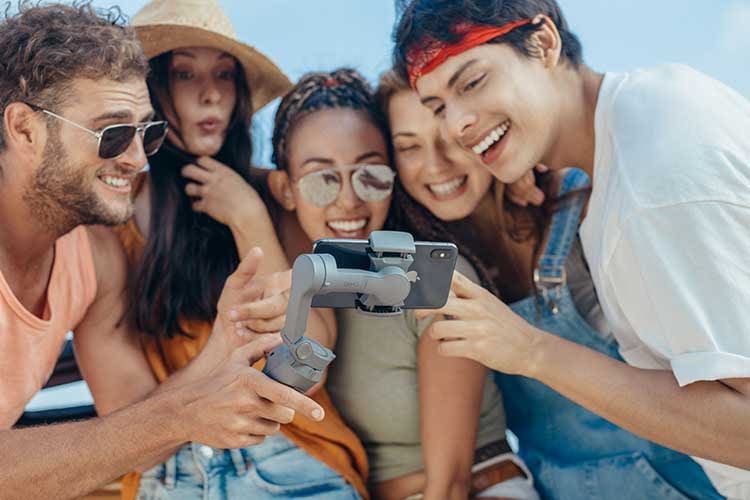 Mit dem Smartphone Gimbal DJI OSMO MOBILE 3 sind gelungene Gruppen-Selfies kein Problem mehr