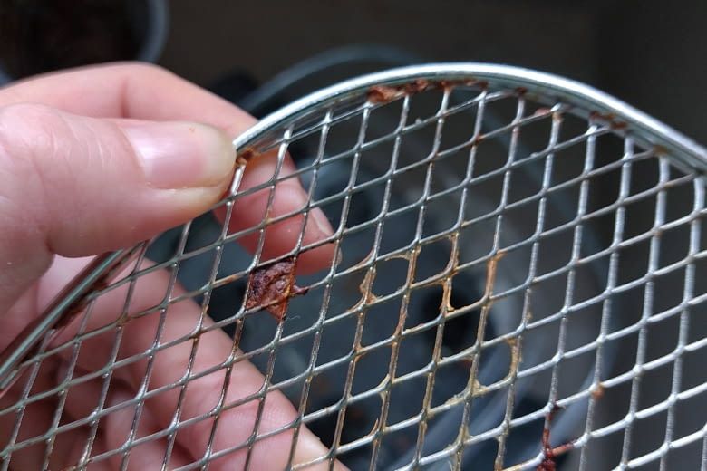 In dem feinmaschigen Gitter bleiben gerne Essensreste kleben