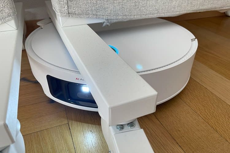 Der Dreame fuhr unter niedrigen Möbel den Sensor Turm ein und schaltete sein Licht ein