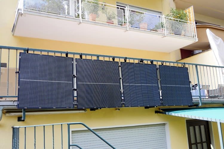 Wir nutzen unsere Büro-Terrasse häufiger für Solaranlagen Tests