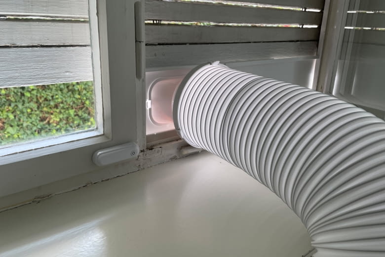 Über einen solchen Schlauch wird Wärme nach draußen geleitet