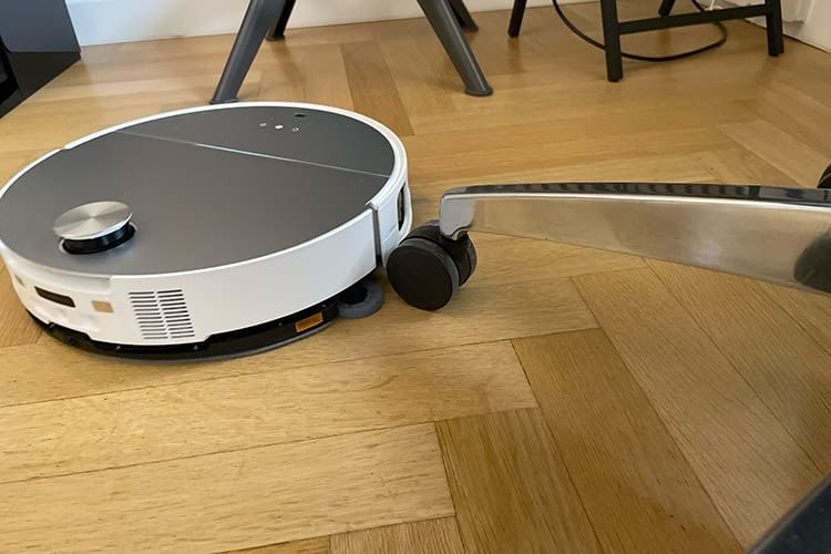Möbel wie unseren Bürostuhl bearbeitete der Saros 10 zuverlässig