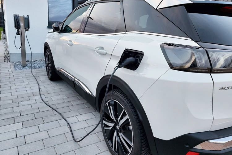 Wer sein E-Auto zuhause lädt, profitiert von einem flexiblen Tarif besonders