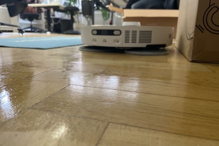 Nach dem Wischen hinterließ der Dreame das Parkett glänzend