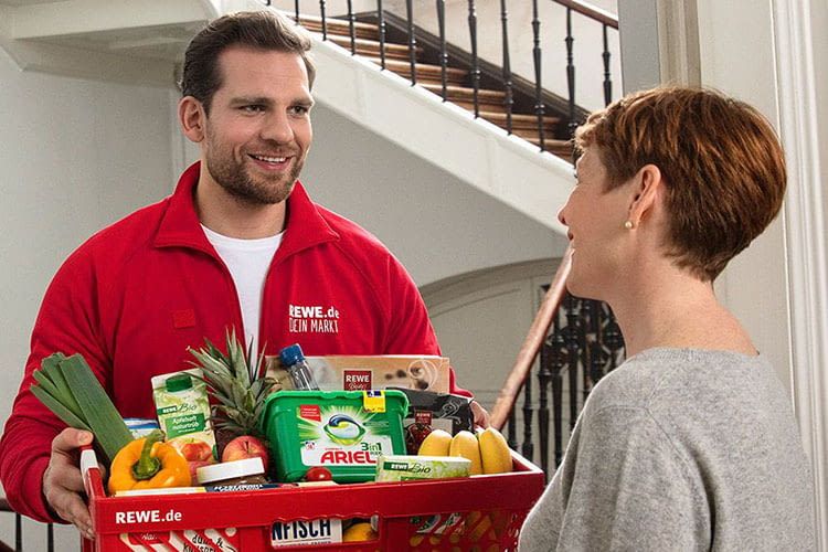Kunden empfangen dank Online Supermärkten ihre Lieferung direkt vor ihrer Haustür