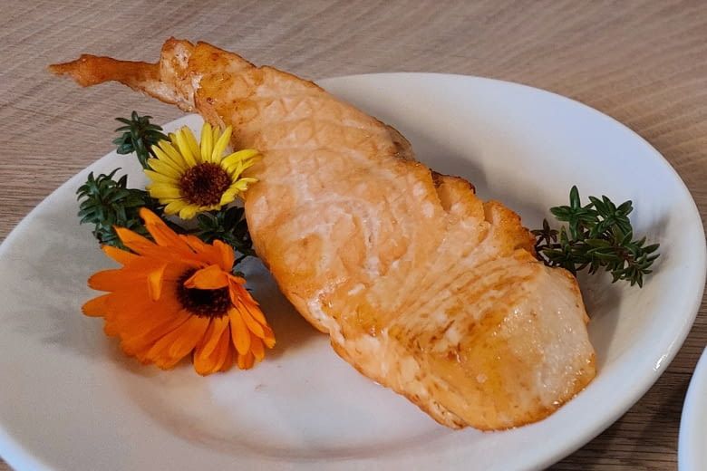 Der Lachs war außen leicht gebräunt, innen aber noch zart