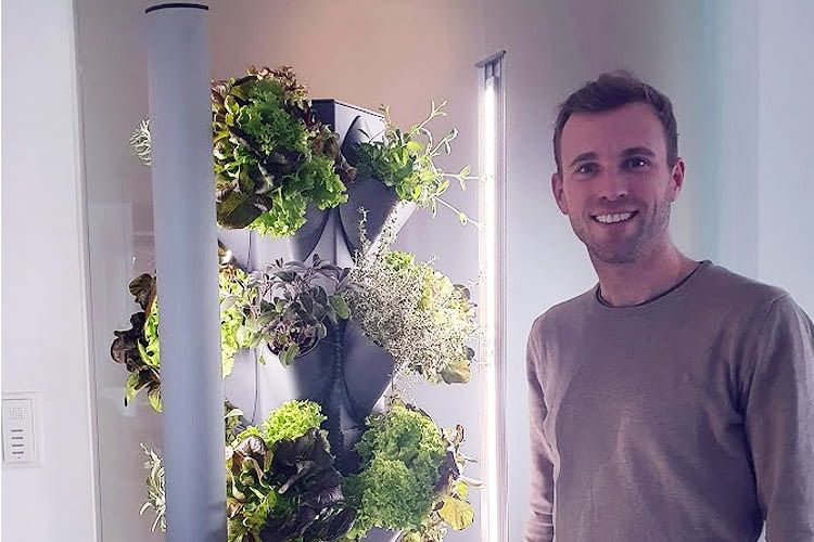 home&smart Geschäftsführer David Wulf ist begeistert vom greeny+ Pflanzturm