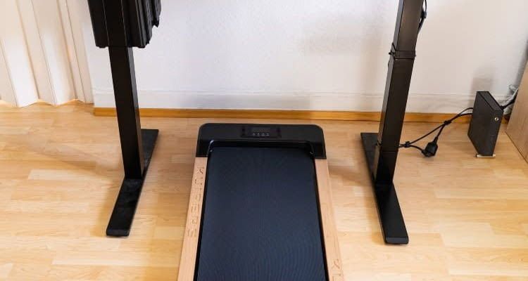 Die Holzoptik des Kuipers Laufband macht sich gut in der Wohnung