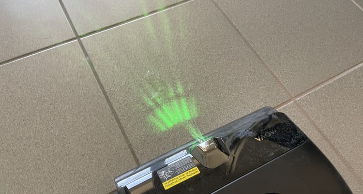 Der Mova X4 Pro ist mit einer Heißwasser-Sprühfunktion ausgestattet, die hartnäckige Flecken einweicht