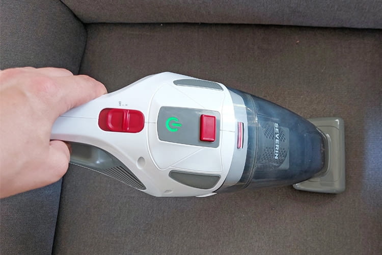 Auch Krümel ließen sich in unserem Test gut vom Sofa entfernen