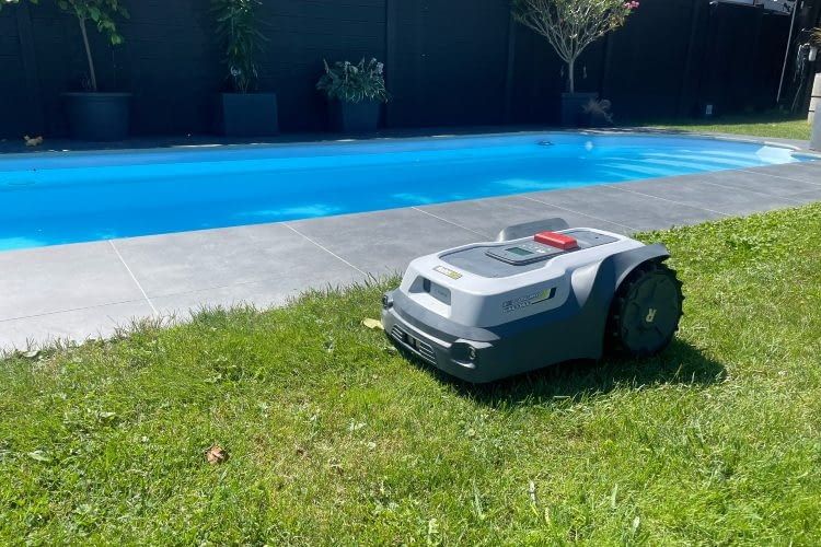 Der T600 fährt in engmaschigen Bahnen über den Rasen und sorgt so für ein tolles Ergebnis