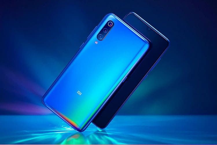 Xiaomi Mi 9 schillert je nach Lichteinfall in unterschiedlichen Farbtönen