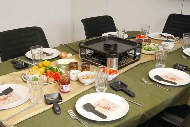 Bei einem länglichen Tisch wie diesem kommt nicht jeder gleich gut ans Essen