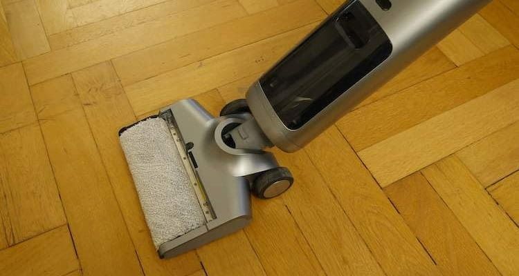 Mit der breiten Wischwalze entfernt  der Osotek H200 Schmutz effektiv.