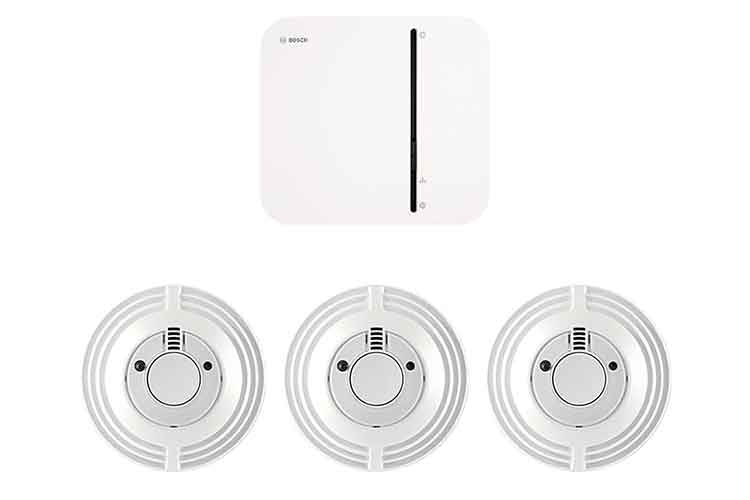 Das Bosch Wohnungspaket Brandschutz besteht aus der Bosch Smart Home Zentrale und drei smarten Rauchmeldern