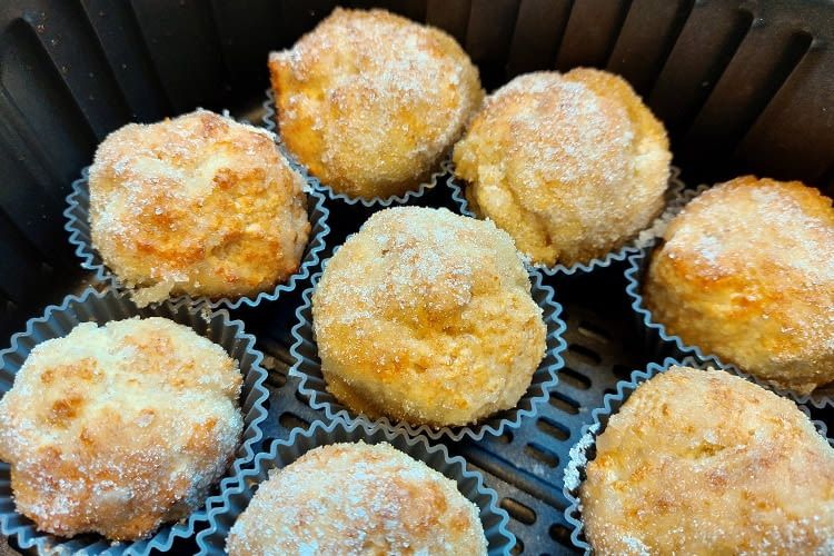 Wir haben die Quarkbällchen nach dem Backen noch gezuckert