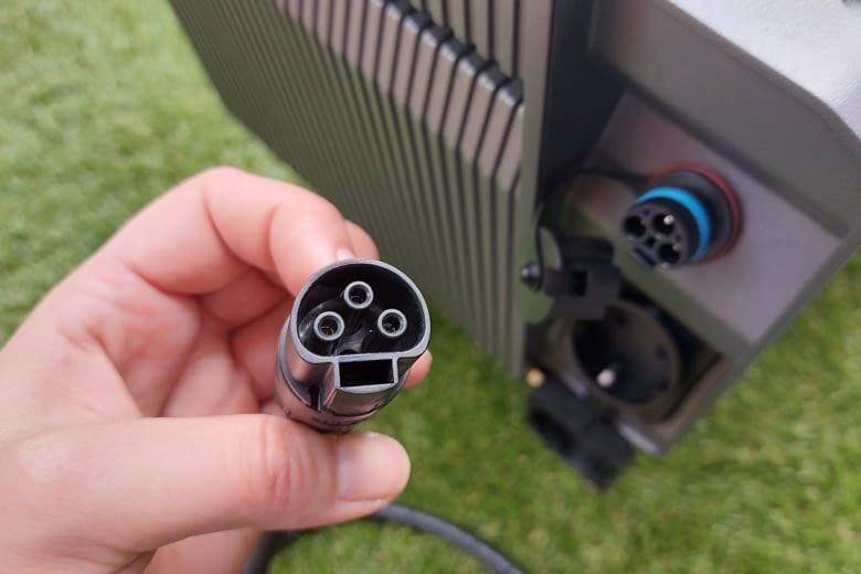 Dieser Stecker wird direkt am Speichergehäuse montiert