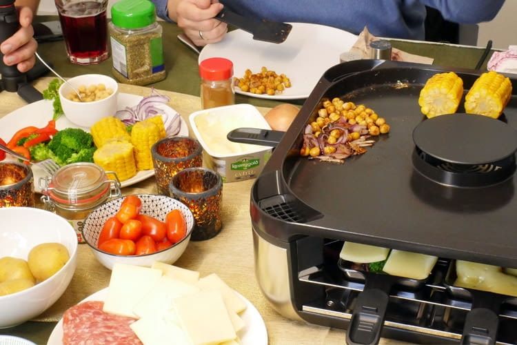 Je nach persönlichen Vorlieben lassen sich beim Raclette verschiedene Zutaten wählen