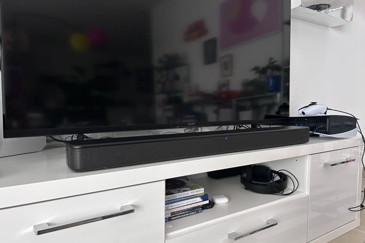 Die Sony Soundbar passt sich sehr gut in das moderne Wohnzimmer ein