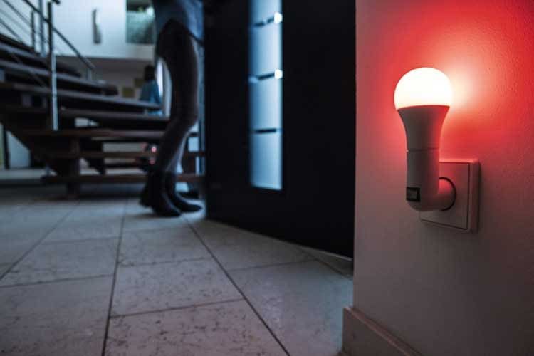 Die ABUS Z-Wave LED-Lampe lässt sich mit dem ABUS Nexello Sicherheitssystem verbinden und für die Alarmierung verwenden