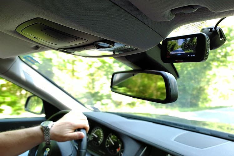 Bei wechselnden Lichtverhältnissen sieht die Dashcam häufig mehr als der Fahrer