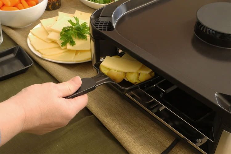 Für jedes Pfännchen ist unter der Grillfläche eine Abstellmöglichkeit integriert