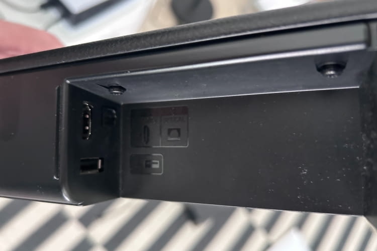 Die Anschlüsse der Soundbar sind einer Einkerbung auf der Rückseite versteckt