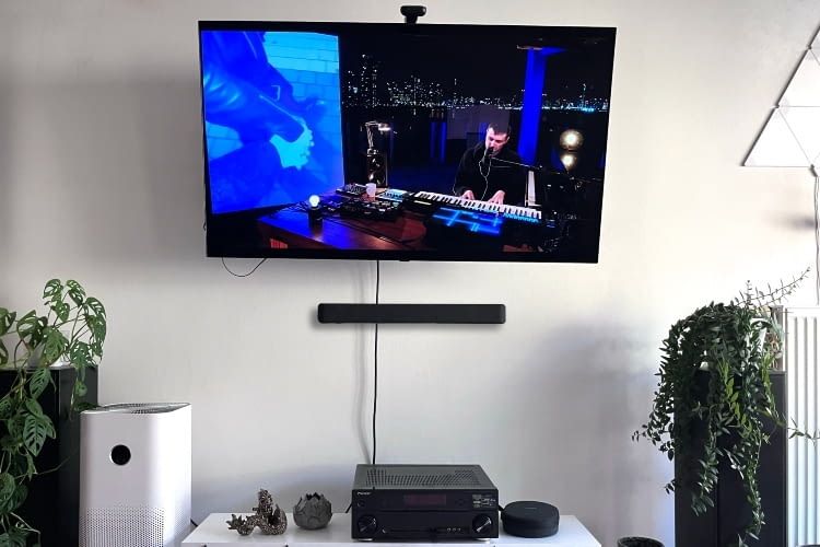 Die Amazon Fire TV Soundbar passt sich einfach in das Wohnzimmer ein