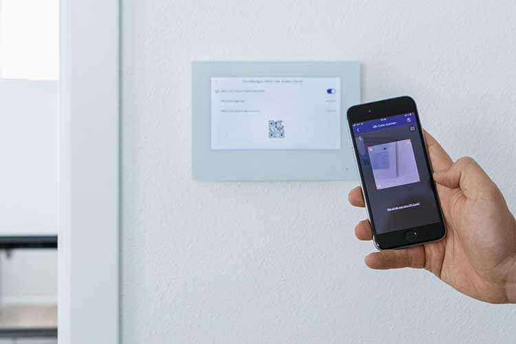 Die Bedienung der ABUS ModuVis Türklingel im Wohnungsinneren erfolgt via Smartphone oder per Touchdisplay