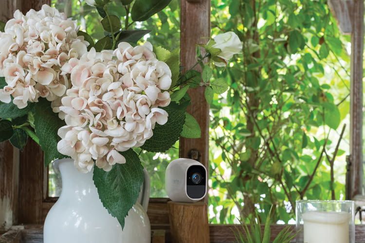 Die Alexa-kompatible Netgear Arlo Pro 2 HD-Überwachungskamera überwacht den Wintergarten