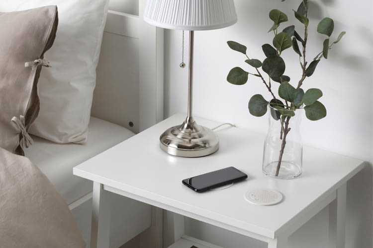 Dieser IKEA ENEBY Lautsprecher verfügt über ein eingebautes Mikrofon zur Beantwortung von Telefonanrufen