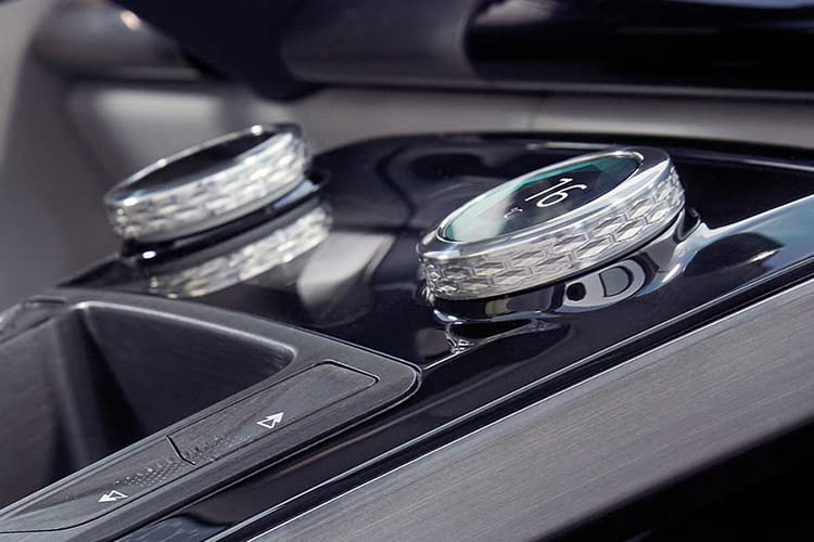 Die Knopfe auf der Mittelkonsole des Jaguar I-PACE haben eine eingebaute Digitalanzeige