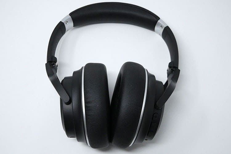 Der XFree Go Kopfhörer von Tribit bietet einen sehr hohen Tragekomfort und sitzt sehr bequem an den Ohren