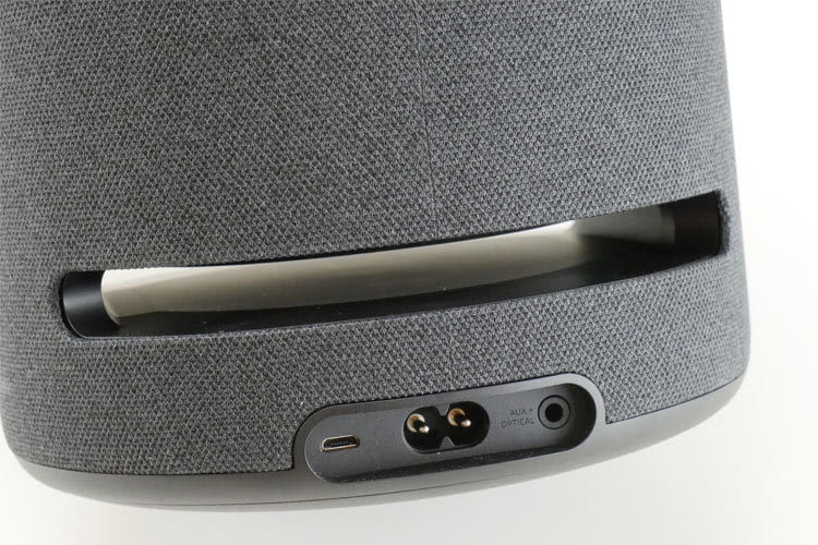 Amazon Echo Studio im Test: Auf der unteren Rückseite befinden sich die Anschlüsse für Micro USB, Strom und AUX+Optical