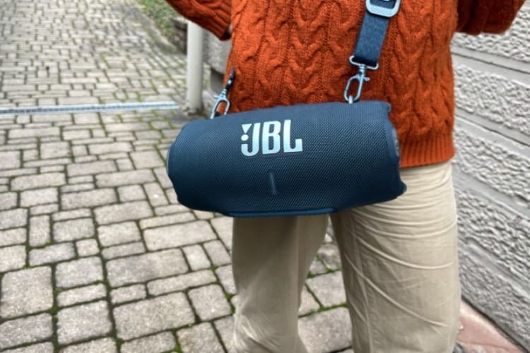 Mithilfe des Schultergurts ist die große JBL XTREME 4 leicht transportierbar