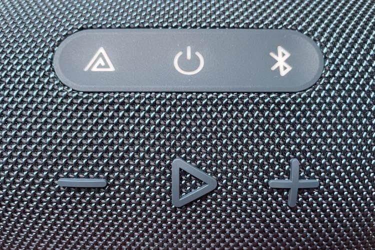 Die Tasten des JBL XTREME 4 sind wie von JBL gewohnt angeordnet
