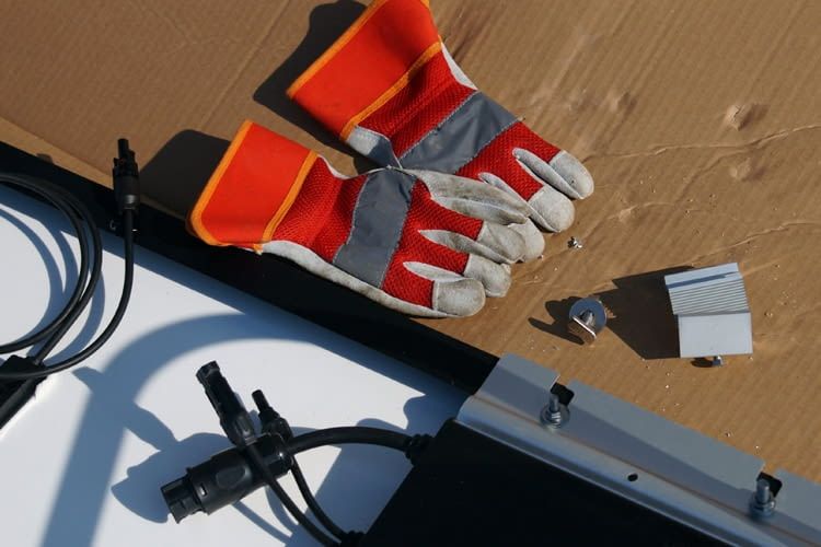 Handschuhe schützen die Solarmodule vor Kratzern und Fingerabdrücken