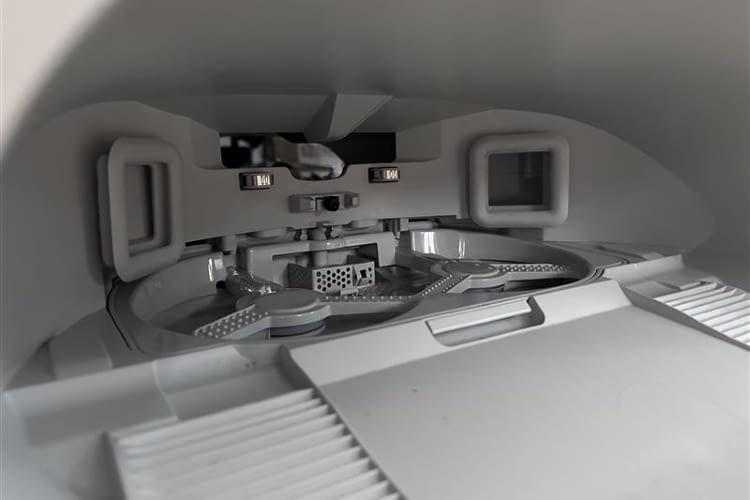 An der Kontaktstelle des Roborocks in der Station wird der Saugroboter gewartet und gesäubert