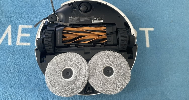 Mova V50 Ultra Complete von unten mit rotierenden Mopps, flexiblem Mopp und Seitenbürste, doppelter Hauptbürste