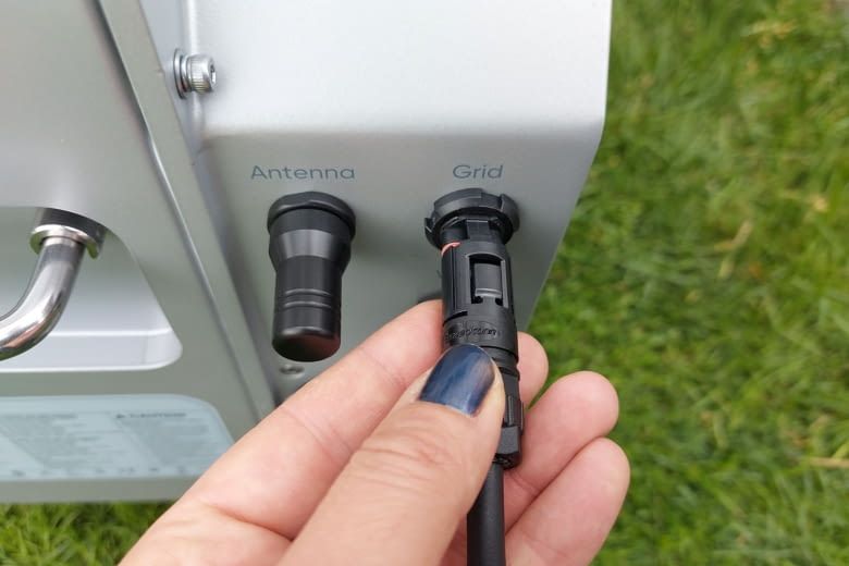 Das Stromkabel kann mit wenigen Handgriffen montiert werden