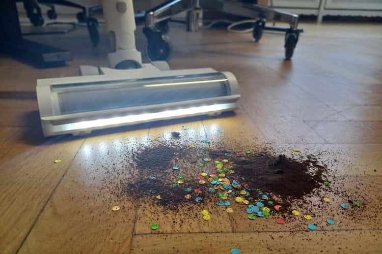Mit ein einem Haufen Erde und Konfetti kam der Xiaomi Akkusauger gut klar