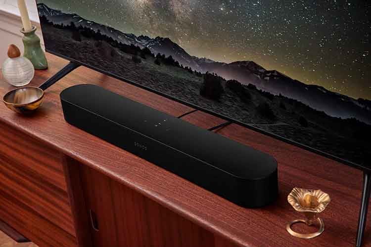Die Soundbar Sonos Beam 2 beherrscht das Dolby Atmos Audioformat und hat Alexa und Google Assistant integriert