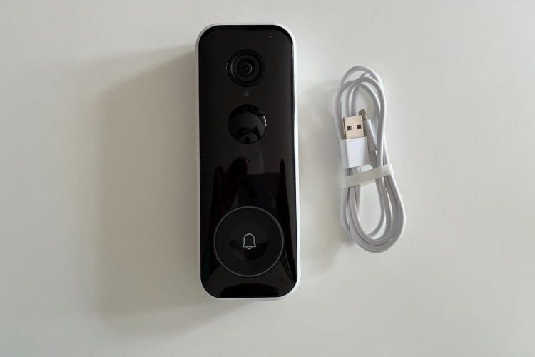 Die Yale Smart Video Doorbell mit Ladekabel