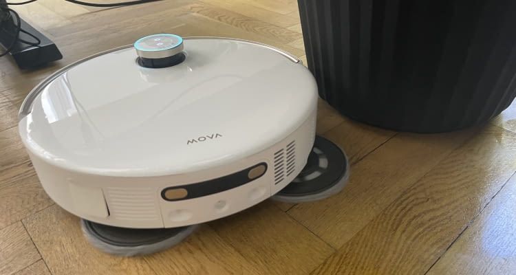 Der Mova V50 Ultra Complete putzte auch nah an Hindernissen wir dem Blumentopf